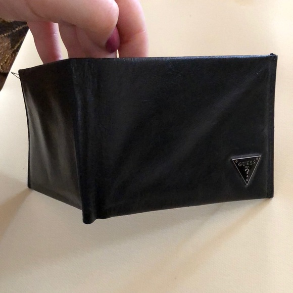 BRAND NEW Guess Wallet - Picture 4 of 5